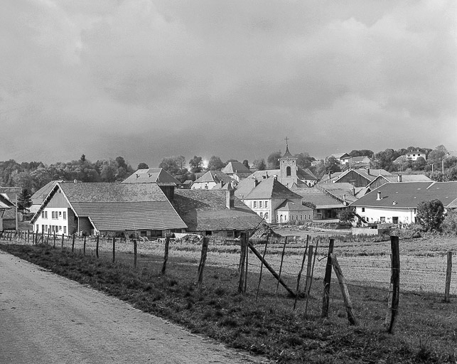 Vue d'ensemble du village. © Yves Sancey / Région Bourgogne-Franche-Comté, Inventaire du patrimoine - 1979