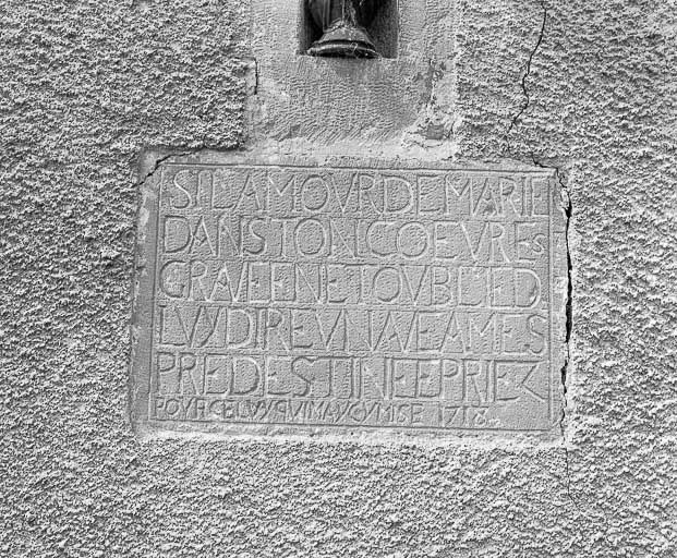 Statue et pierre datée 1718 contre le chevet : détail de l'inscription. © Yves Sancey / Région Bourgogne-Franche-Comté, Inventaire du patrimoine - 1979