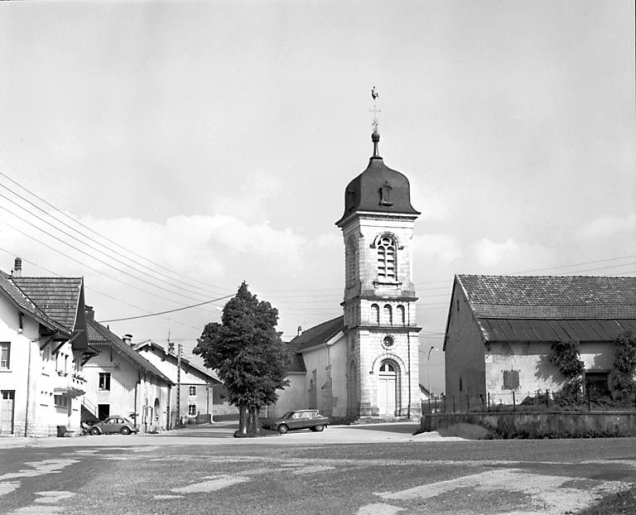 Vue d'ensemble sur la place du village. © Yves Sancey / Région Bourgogne-Franche-Comté, Inventaire du patrimoine - 1979