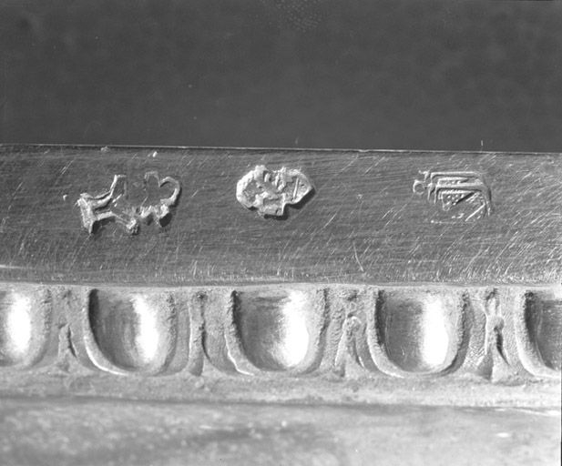 Détail, ensemble des poinçons placés sur le pied. © Yves Sancey / Région Bourgogne-Franche-Comté, Inventaire du patrimoine - 1979