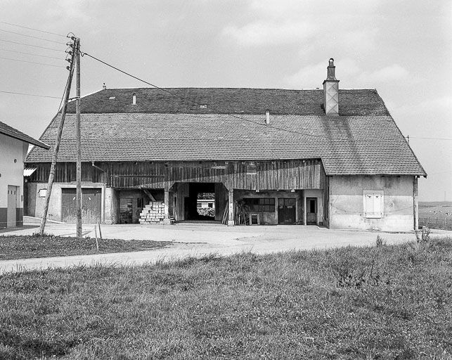 Façade latérale droite. © Dominique Dominguez / Région Bourgogne-Franche-Comté, Inventaire du patrimoine - 1979