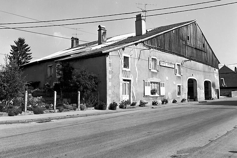 Vue d'ensemble de trois quarts gauche. © Dominique Dominguez / Région Bourgogne-Franche-Comté, Inventaire du patrimoine - 1979