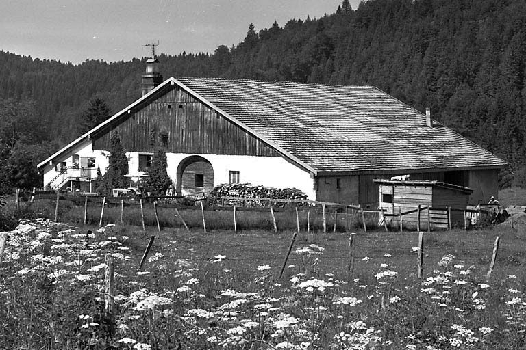 Vue de trois quarts. © Dominique Dominguez / Région Bourgogne-Franche-Comté, Inventaire du patrimoine - 1979