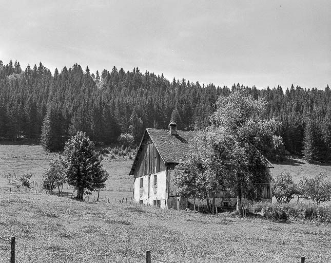 Façade latérale droite. © Dominique Dominguez / Région Bourgogne-Franche-Comté, Inventaire du patrimoine - 1979