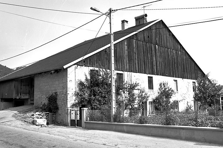 Vue de trois quarts. © Dominique Dominguez / Région Bourgogne-Franche-Comté, Inventaire du patrimoine - 1979