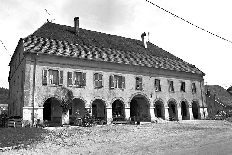 Vue d'ensemble de trois quarts gauche. © Dominique Dominguez / Région Bourgogne-Franche-Comté, Inventaire du patrimoine - 1979