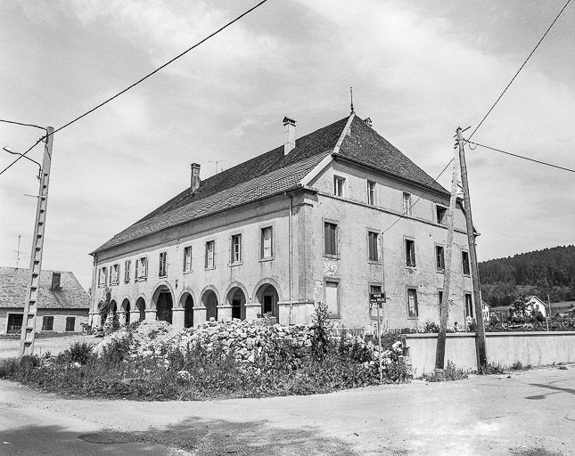 Façades antérieure et latérale droite. © Dominique Dominguez / Région Bourgogne-Franche-Comté, Inventaire du patrimoine - 1979