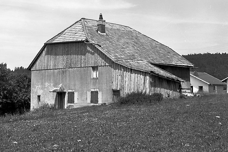 Vue de trois quarts droit. © Dominique Dominguez / Région Bourgogne-Franche-Comté, Inventaire du patrimoine - 1979