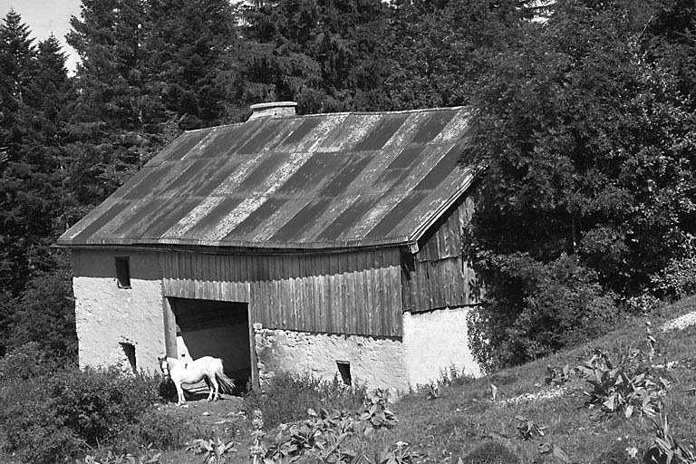Vue de trois quarts droit. © Dominique Dominguez / Région Bourgogne-Franche-Comté, Inventaire du patrimoine - 1979