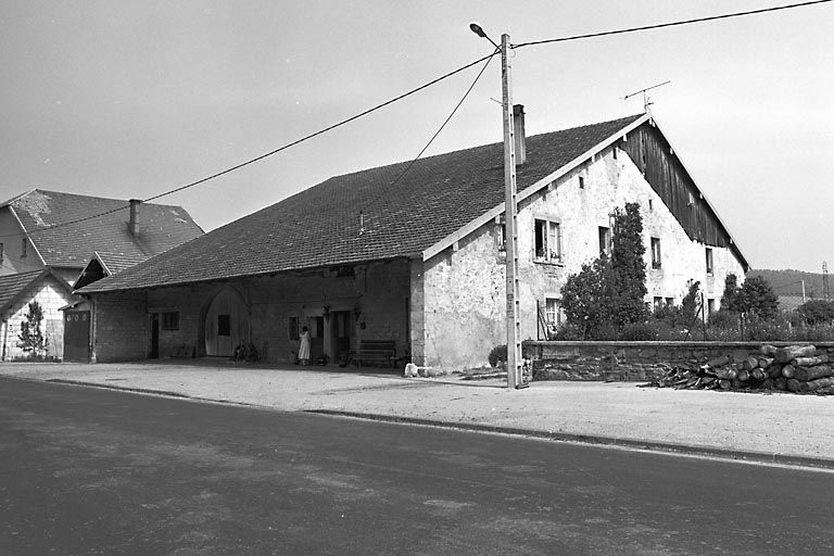 Vue de trois quarts. © Dominique Dominguez / Région Bourgogne-Franche-Comté, Inventaire du patrimoine - 1979