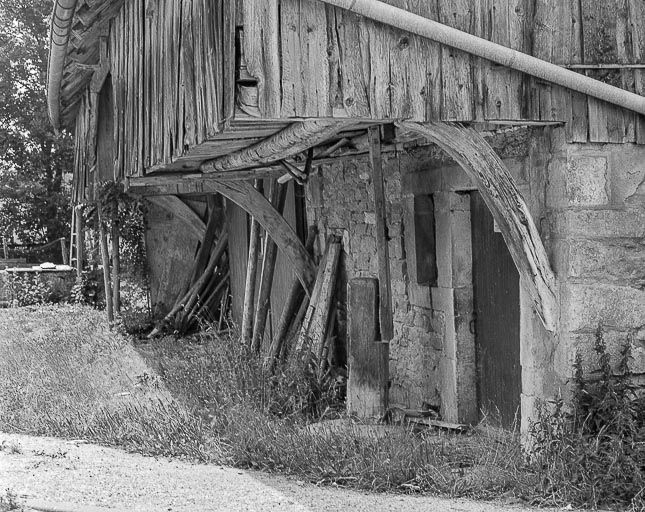 Galerie en bois protégeant un mur goutterot. © Dominique Dominguez / Région Bourgogne-Franche-Comté, Inventaire du patrimoine - 1979