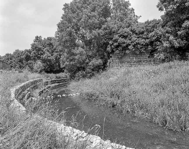 Vestiges du château fort. © Dominique Dominguez / Région Bourgogne-Franche-Comté, Inventaire du patrimoine - 1979