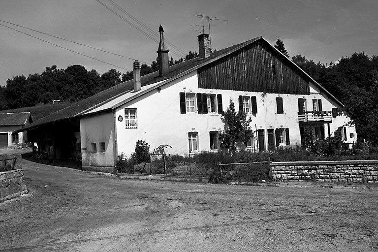 Vue de trois quarts. © Dominique Dominguez / Région Bourgogne-Franche-Comté, Inventaire du patrimoine - 1979