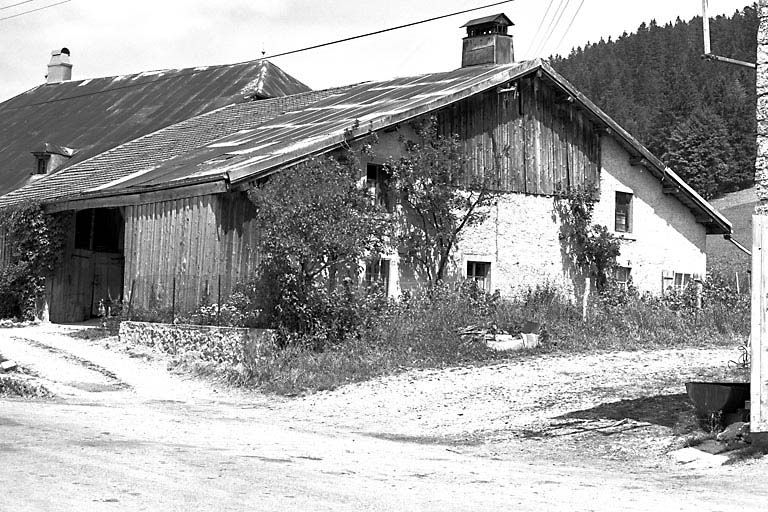 Façade sur rue et pignon d'habitation. © Dominique Dominguez / Région Bourgogne-Franche-Comté, Inventaire du patrimoine - 1979