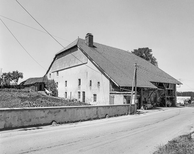 Vue d'ensemble, de trois quarts. © Dominique Dominguez / Région Bourgogne-Franche-Comté, Inventaire du patrimoine - 1979