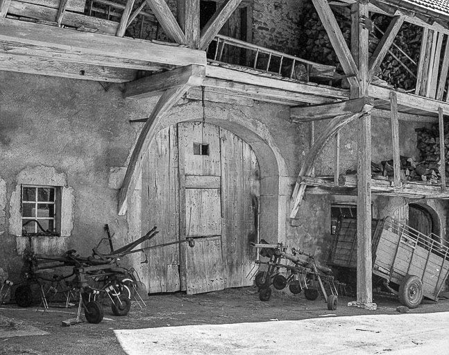 Détail du goutterot sur rue, de trois quarts. © Dominique Dominguez / Région Bourgogne-Franche-Comté, Inventaire du patrimoine - 1979