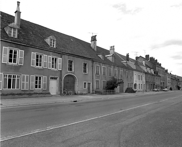 La Grande Rue du n° 12 à 30. © Dominique Dominguez / Région Bourgogne-Franche-Comté, Inventaire du patrimoine - 1979