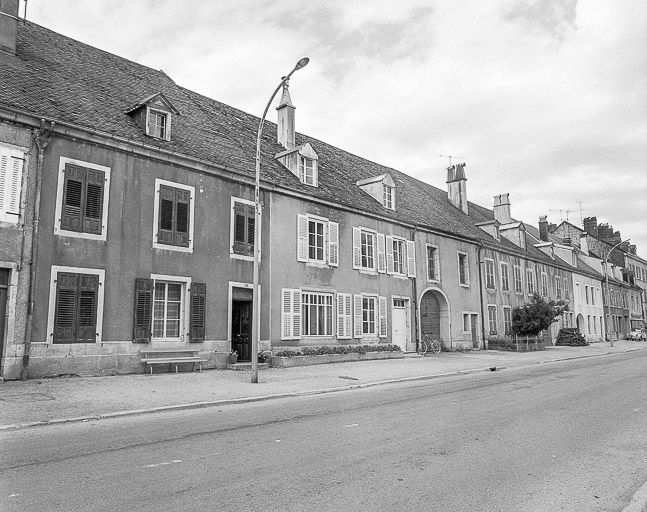 La Grande Rue du n° 32 au n° 24 © Dominique Dominguez / Région Bourgogne-Franche-Comté, Inventaire du patrimoine - 1979