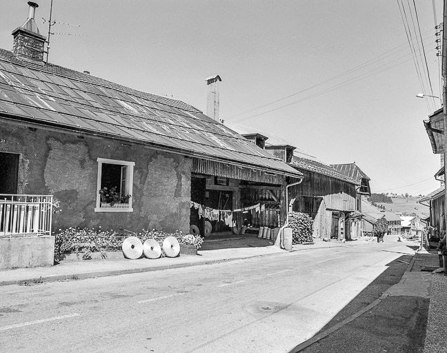 Fermes situées rue Saint-Jean. © Dominique Dominguez / Région Bourgogne-Franche-Comté, Inventaire du patrimoine - 1979