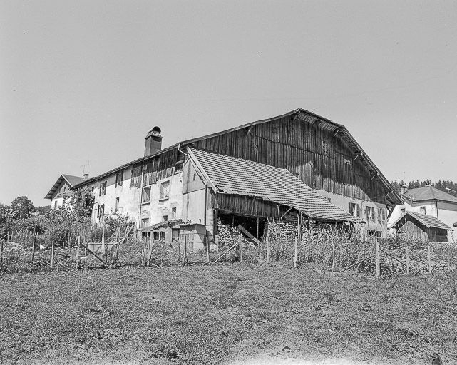 Ferme située à Chantegrue : façades postérieure et latérale gauche. © Dominique Dominguez / Région Bourgogne-Franche-Comté, Inventaire du patrimoine - 1979