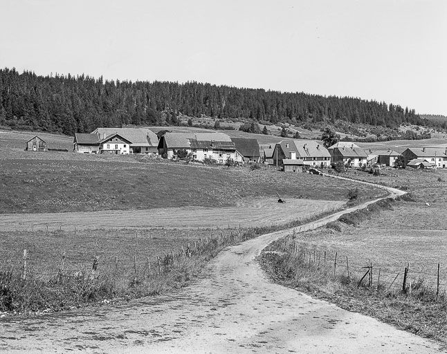 Vue d'ensemble du hameau de Chantegrue depuis le sud-est. © Dominique Dominguez / Région Bourgogne-Franche-Comté, Inventaire du patrimoine - 1979