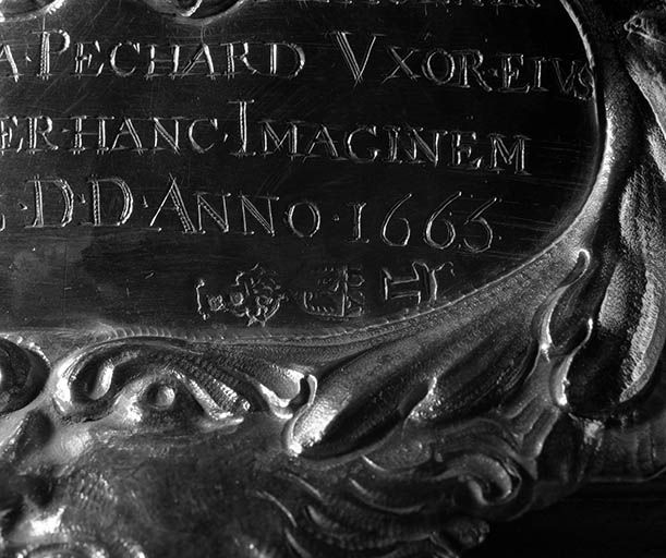 Détail : les poinçons au revers du socle. © Yves Sancey / Région Bourgogne-Franche-Comté, Inventaire du patrimoine - 1979