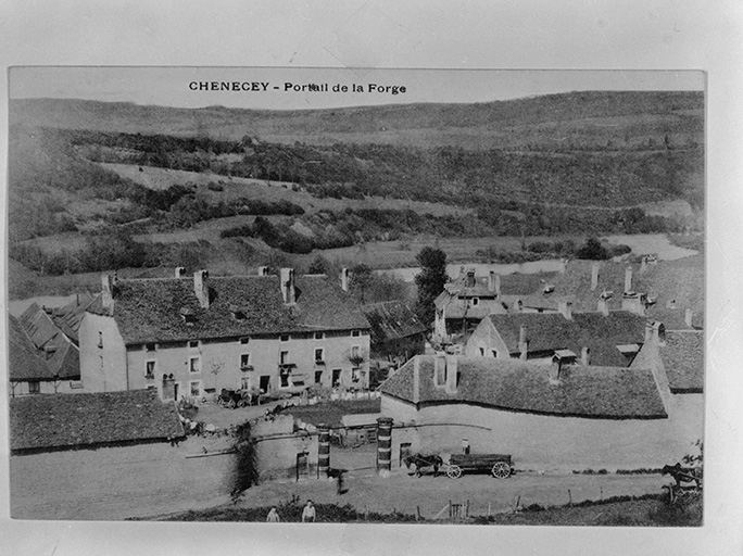 Portail de la forge. © Yves  Sancey (reproduction) / Région Bourgogne-Franche-Comté, Inventaire du patrimoine - 1979 Portail de la forge. © Yves  Sancey (reproduction) / Région Bourgogne-Franche-Comté, Inventaire du patrimoine - 1979