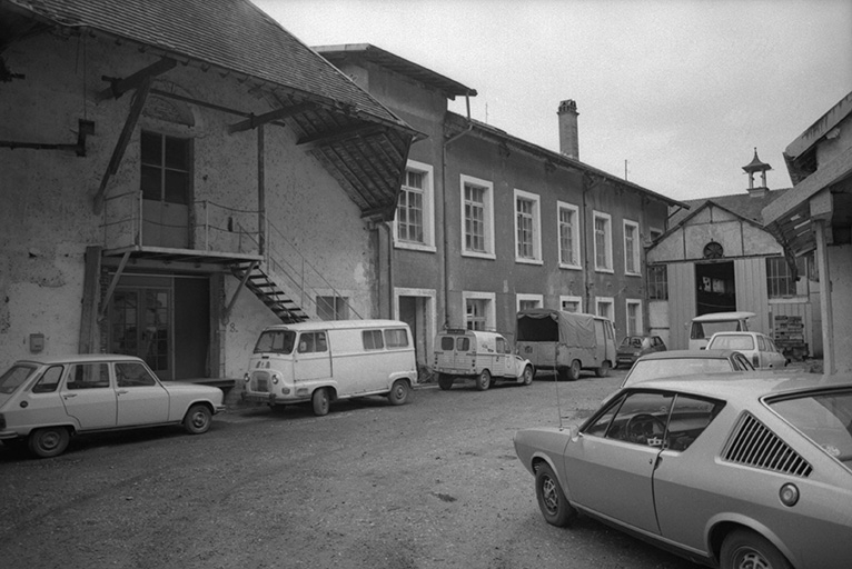 Cour de l'usine, de gauche à droite (J et I). © J. Dumont / Région Bourgogne-Franche-Comté, Inventaire du patrimoine - 1979