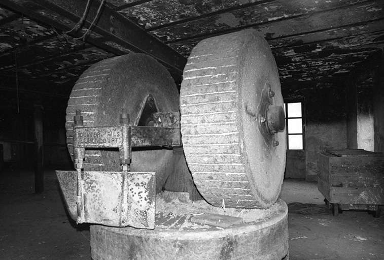 Bâtiment E : meule à papier. © J. Dumont / Région Bourgogne-Franche-Comté, Inventaire du patrimoine - 1979
