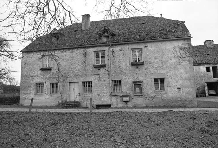Ecole. © J. Dumont / Région Bourgogne-Franche-Comté, Inventaire du patrimoine - 1979 Ecole. © J. Dumont / Région Bourgogne-Franche-Comté, Inventaire du patrimoine - 1979