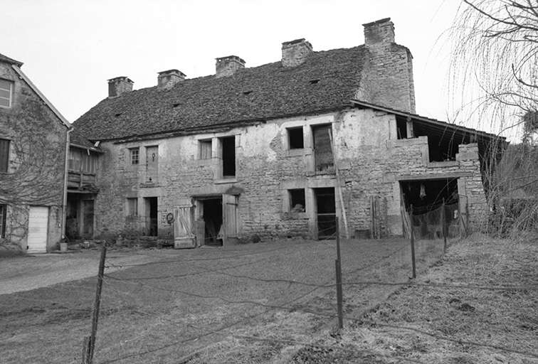 Logement des ouvriers. © J. Dumont / Région Bourgogne-Franche-Comté, Inventaire du patrimoine - 1979 Logement des ouvriers. © J. Dumont / Région Bourgogne-Franche-Comté, Inventaire du patrimoine - 1979