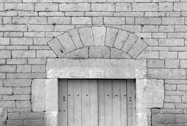 Détail d'une baie. © J. Dumont / Région Bourgogne-Franche-Comté, Inventaire du patrimoine - 1979 Détail d'une baie. © J. Dumont / Région Bourgogne-Franche-Comté, Inventaire du patrimoine - 1979