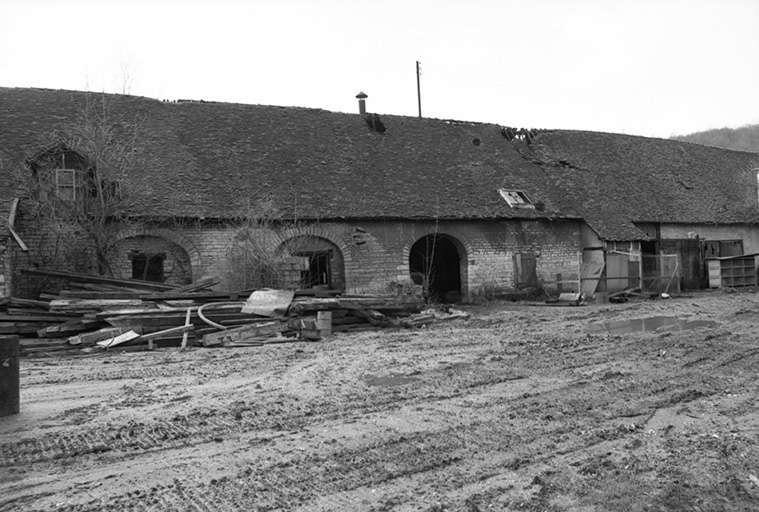 Vue d'ensemble d'un bâtiment. © J. Dumont / Région Bourgogne-Franche-Comté, Inventaire du patrimoine - 1979 Vue d'ensemble d'un bâtiment. © J. Dumont / Région Bourgogne-Franche-Comté, Inventaire du patrimoine - 1979