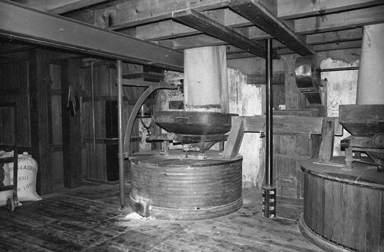 Vue intérieure : une meule. © J. Dumont / Région Bourgogne-Franche-Comté, Inventaire du patrimoine - 1979