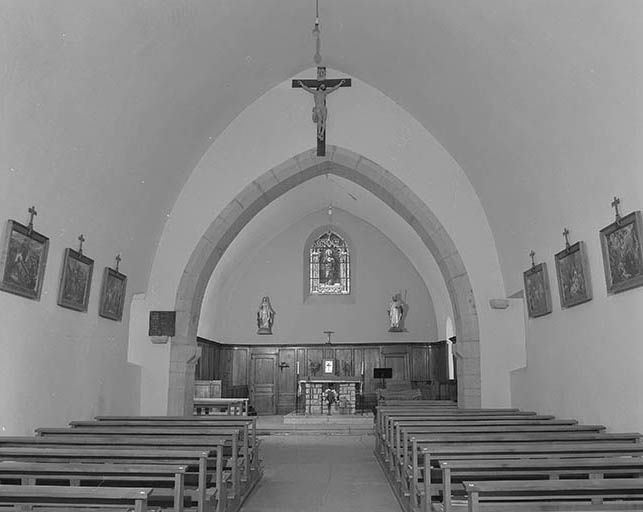 Intérieur : nef et choeur vus depuis l'entrée. © Yves Sancey / Région Bourgogne-Franche-Comté, Inventaire du patrimoine - 1979