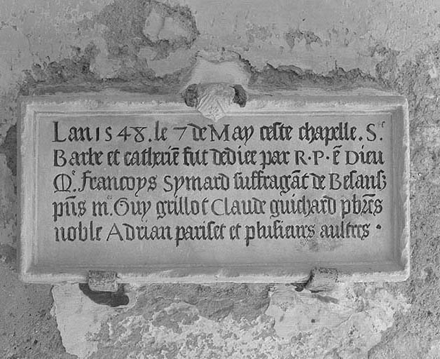 Inscription : pierre de fondation de la chapelle sainte Barbe et sainte Catherine. © Yves Sancey / Région Bourgogne-Franche-Comté, Inventaire du patrimoine - 1979