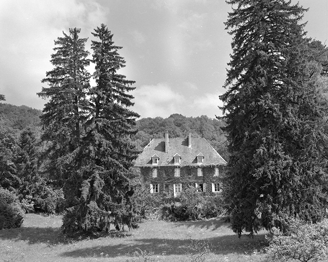 Le logis : façade occidentale vue de face. © Yves Sancey / Région Bourgogne-Franche-Comté, Inventaire du patrimoine - 1979