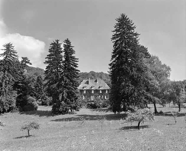 Le logis : façade occidentale vue de face. © Yves Sancey / Région Bourgogne-Franche-Comté, Inventaire du patrimoine - 1979