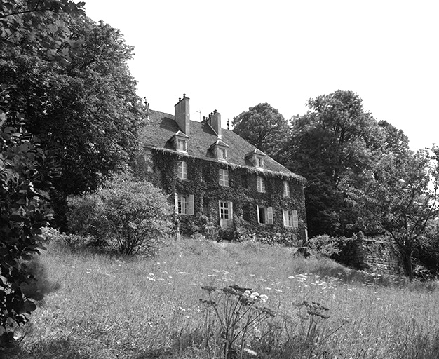 Le logis : façade occidentale vue de trois quarts gauche. © Yves Sancey / Région Bourgogne-Franche-Comté, Inventaire du patrimoine - 1979