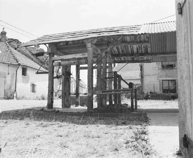 Le travail à ferrer vu du côté droit. © Yves Sancey / Région Bourgogne-Franche-Comté, Inventaire du patrimoine - 1979