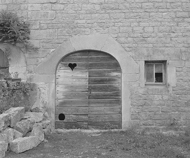 Détail : porte de l'étable. © Yves Sancey / Région Bourgogne-Franche-Comté, Inventaire du patrimoine - 1979