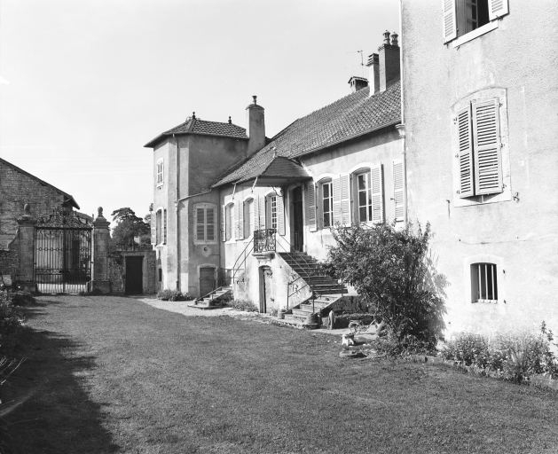 Façade antérieure, vue de trois quarts. © Yves Sancey / Région Bourgogne-Franche-Comté, Inventaire du patrimoine - 1979