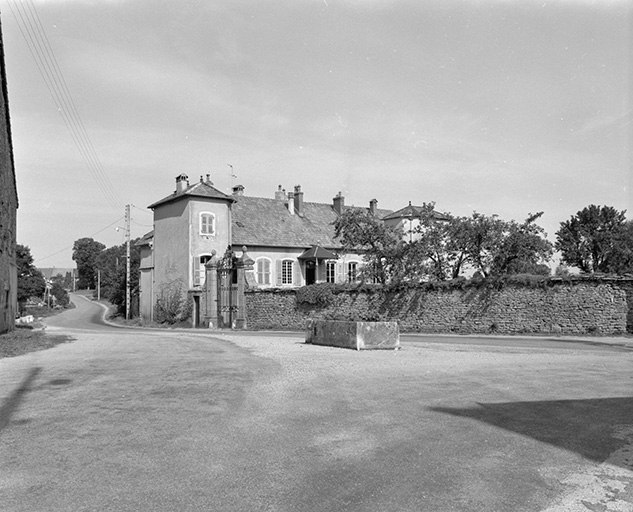 Vue d'ensemble depuis la route. © Yves Sancey / Région Bourgogne-Franche-Comté, Inventaire du patrimoine - 1979
