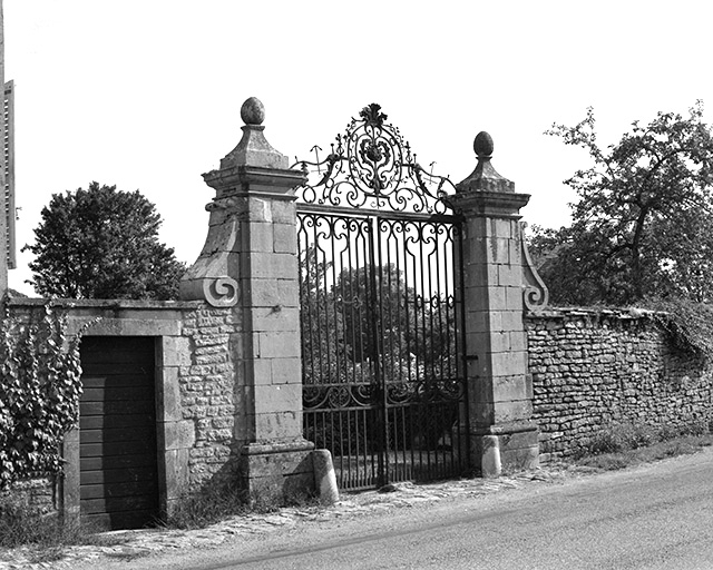 Portail d'entrée de la cour. © Yves Sancey / Région Bourgogne-Franche-Comté, Inventaire du patrimoine - 1979