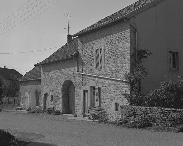 Façade antérieure vue de trois quarts droit. © Yves Sancey / Région Bourgogne-Franche-Comté, Inventaire du patrimoine - 1979