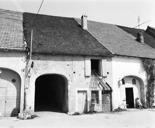 Façade antérieure vue de trois quarts. © Yves Sancey / Région Bourgogne-Franche-Comté, Inventaire du patrimoine - 1979