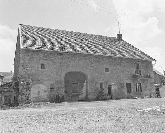 Façade antérieure vue de trois quarts gauche en 1979. © Yves Sancey / Région Bourgogne-Franche-Comté, Inventaire du patrimoine - 1979