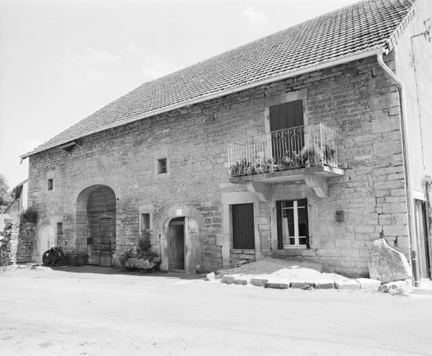 Façade antérieure vue de trois quarts droit en 1979. © Yves Sancey / Région Bourgogne-Franche-Comté, Inventaire du patrimoine - 1979