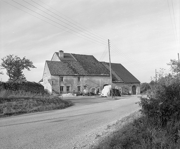Façade antérieure : vue éloignée. © Yves Sancey / Région Bourgogne-Franche-Comté, Inventaire du patrimoine - 1979