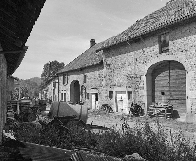 Vue d'ensemble de l'îlot formé par les fermes section A, 2e feuille, parcelles 258 à 263, vue depuis le nord. © Yves Sancey / Région Bourgogne-Franche-Comté, Inventaire du patrimoine - 1979